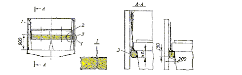 Концы проволоки пропускают через лесные скобы на дверях или через отверстия в косынках угловых стоек