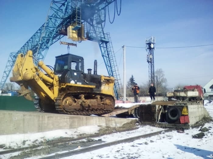 Shantui SD32  погружается на трал