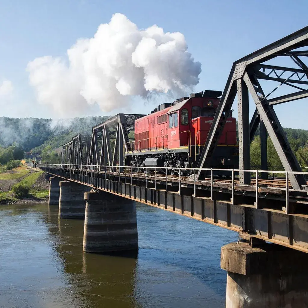 Тепловоз первый проехал по Крымскому мосту