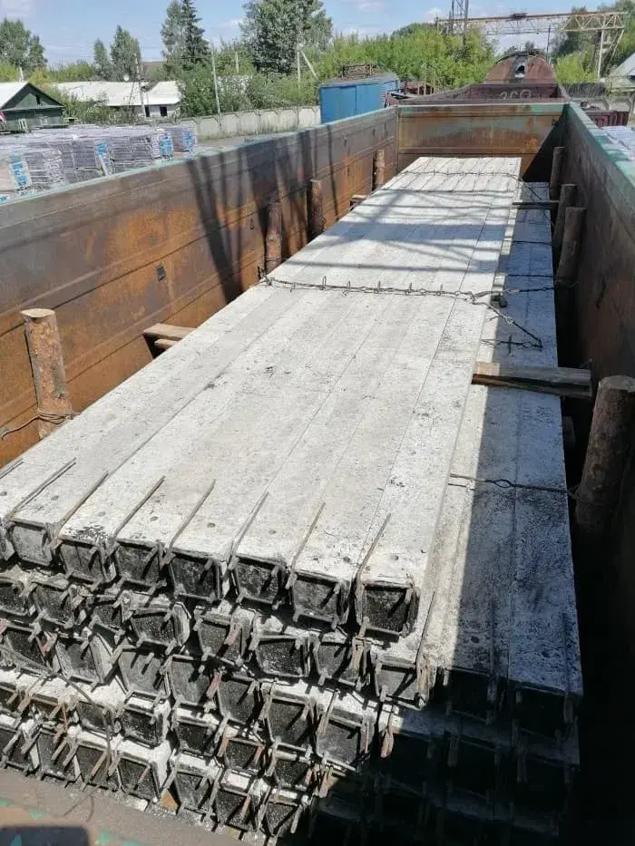 Железобетонные опоры Лэп в полувагоне