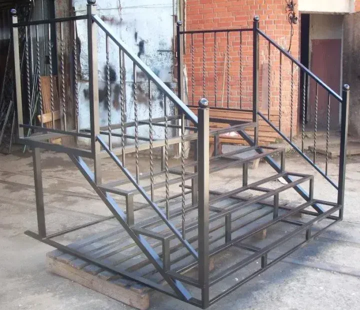 Труба профильная 40x20x2 мм по цене 124 рубля за метр